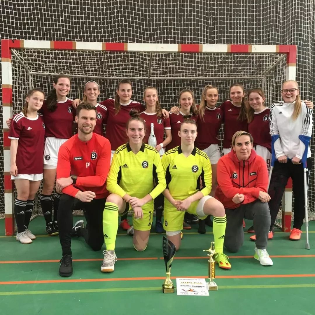 ⚽ WU18 | Dorostenky tento týden zahájily zimní přípravu a dnes vyhrály halový turnaj na Mělníku! Dobře zachytaly obě brankářky, které neinkasovaly jedinou branku. Nejlepší hráčkou turnaje byla zvolena Amálie Koptová.

#acsparta #holkytaky #priprava #wu18